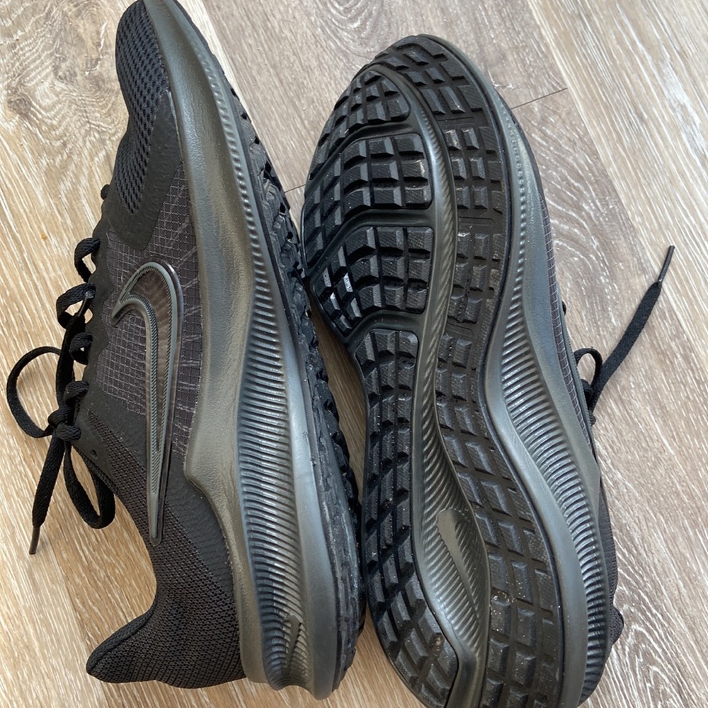 Nike Downshifter running shoe.  Mens size 8 Wide. Worn once.